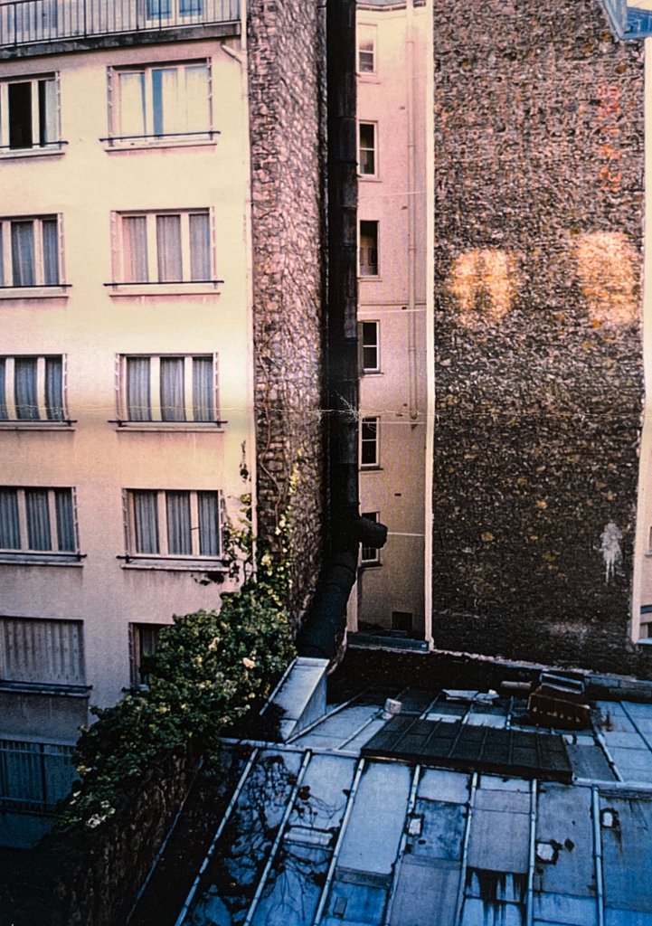 Photographie ancienne montrant le mur mitoyen et les bâtiments voisins à Paris