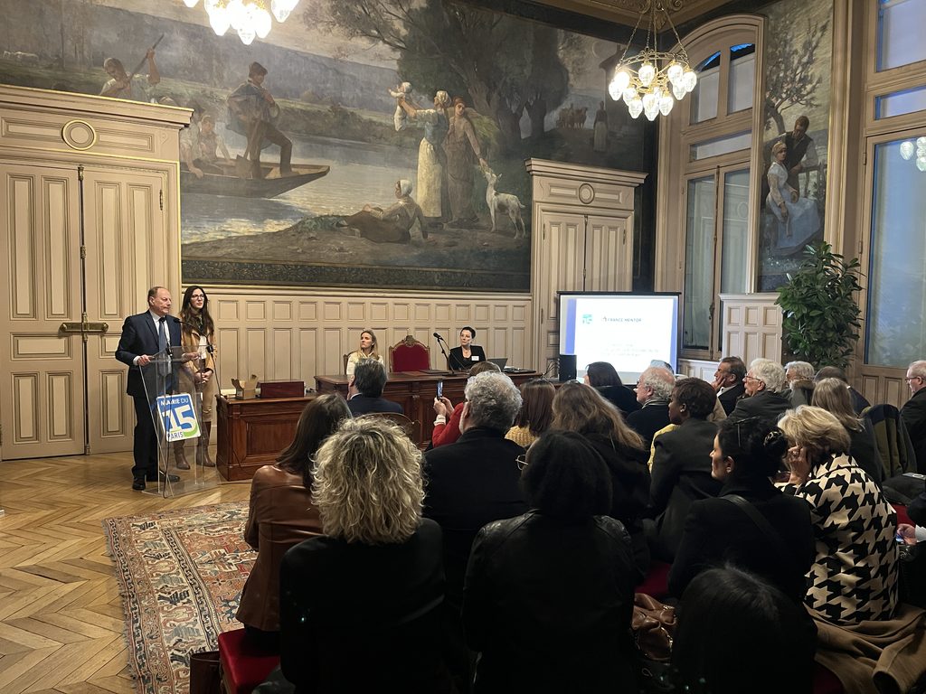 Rencontre France Mentor à la mairie du 15e arrondissement de Paris devant un public de professionnels.