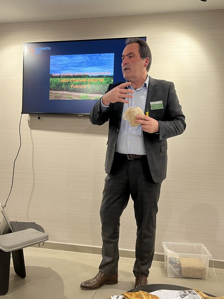 Thierry Viel présentant des matériaux biosourcés lors d’une conférence FUN IMMO en mars 2026