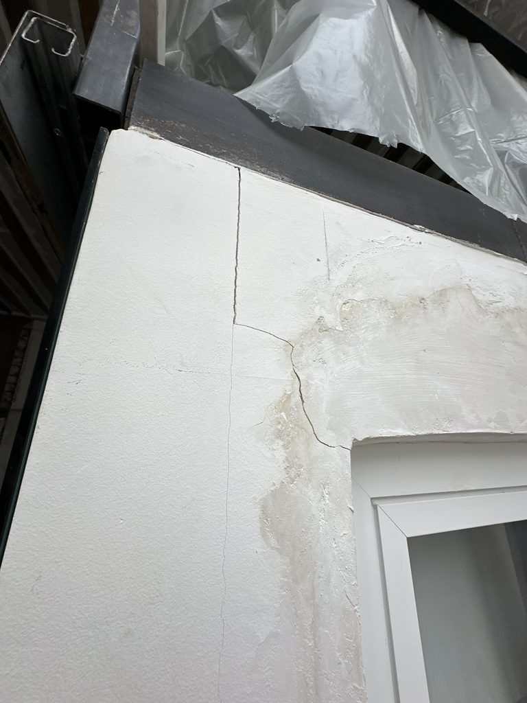 Vue générale d’ouvrages découverts lors d’investigations dans un bâtiment ancien.