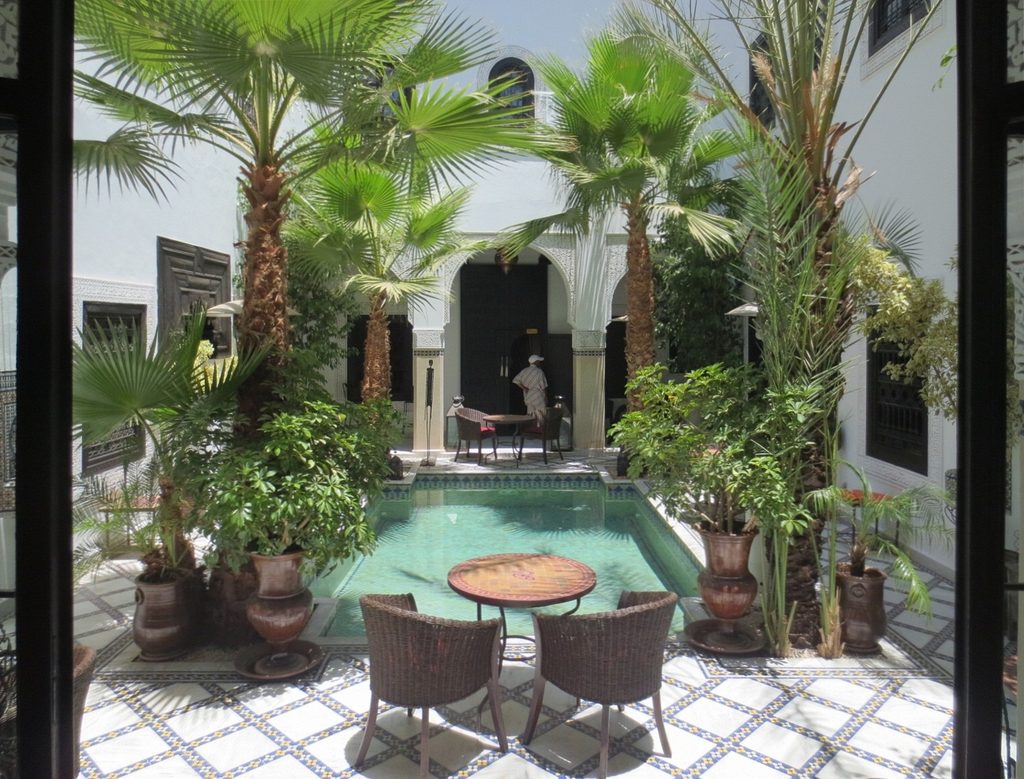 Patio intérieur d’un riad à Marrakech, exemple d’architecture traditionnelle adaptée au climat