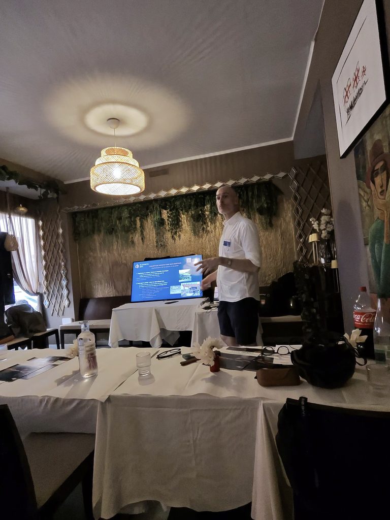 Présentation des principes de conception bioclimatique lors d’une conférence