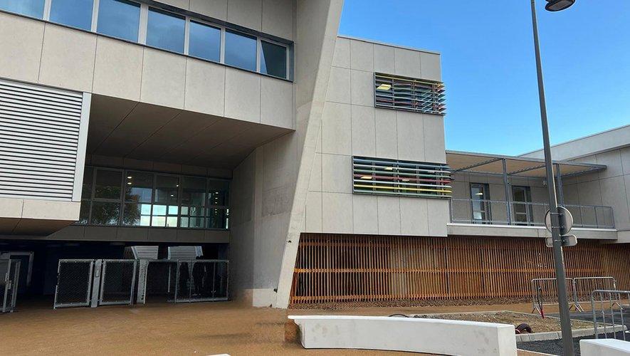 Groupe scolaire de l’Aiguille à Trèbes, conçu par Alain Cathala et surélevé pour permettre le passage de l’eau en cas de crue.