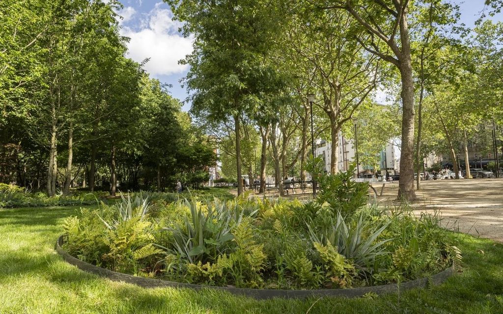 Végétalisation de la place du Colonel-Fabien à Paris pour lutter contre les îlots de chaleur urbains
