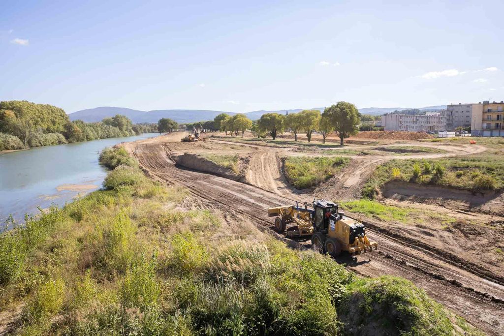 Terrassements des berges de l'Aude à Trèbes pour restaurer l'espace d'expansion des crues.